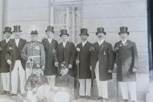 tolles altes Glasnegativ  Gruppenfoto - Männer mit Zylinder und Soldat mit Orden