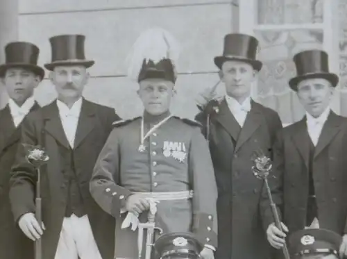 tolles altes Glasnegativ  Gruppenfoto - Männer mit Zylinder und Soldat mit Orden