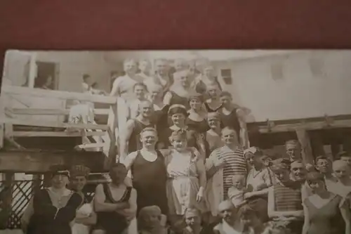 tolles altes Foto - Besucher eines Freibads  Ort ??? 1900-1920 ??