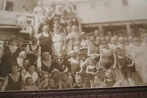 tolles altes Foto - Besucher eines Freibads  Ort ??? 1900-1920 ??