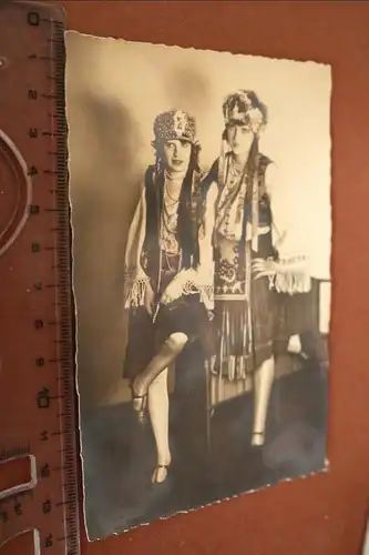 tolles altes Foto - zwei hübsche Frauen in Tracht ?? Kostüm ?? Sportpalast 1927