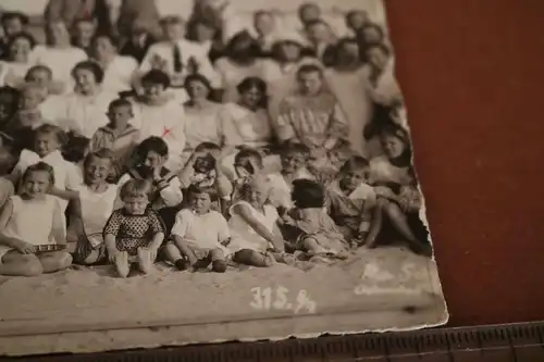 tolles altes Foto - Gruppenfoto am Strand ?? Strandpromenade - Ort ??