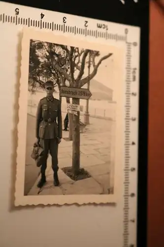 tolles altes Foto -  Soldat neben Schilder Lazarett und Innsbruck 2978km