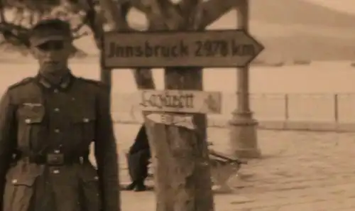 tolles altes Foto -  Soldat neben Schilder Lazarett und Innsbruck 2978km