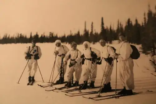 tolles altes Foto - finnische Soldaten im Schnee - Pastor Valgaunaa ???