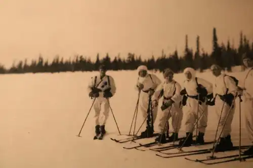 tolles altes Foto - finnische Soldaten im Schnee - Pastor Valgaunaa ???