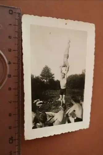 tolles altes Foto - Gruppe Soldaten ? beim Sport 1939 Oberschlesien Kaldvoslwerk