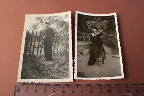 zwei tolle alte Fotos - hübsche Frau in Matrosen-Uniform