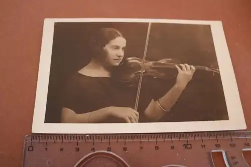 tolles altes Foto junge Frau am Geige spielen - Finsterbergen 1925