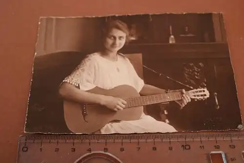 tolles altes Foto junge Frau am Gitarre spielen 1910-20 ??