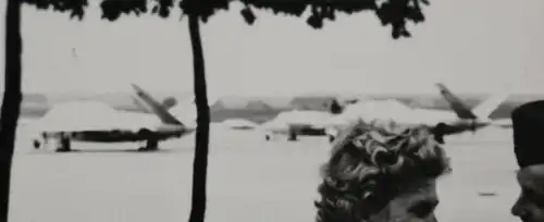 tolles altes Foto - Soldat Luftwaffe mit Frau Hintergrund Flugzeuge