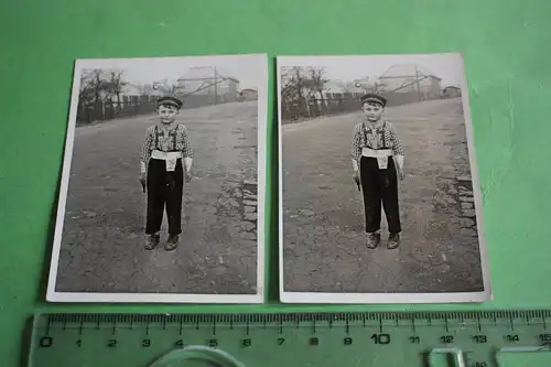 zwei tolle alte Fotos - kleiner Junge spielt Cowboy ?  - 20-30er Jahre