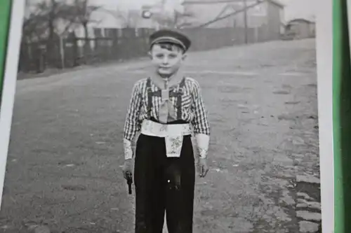 zwei tolle alte Fotos - kleiner Junge spielt Cowboy ?  - 20-30er Jahre