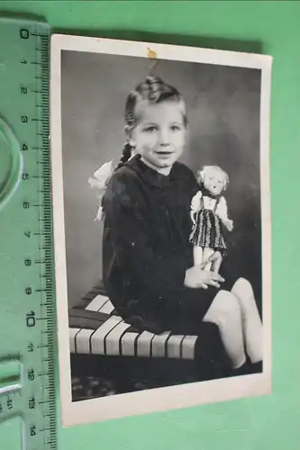 tolles altes Foto - Mädchen mit einer Puppe   30-50er Jahre ?
