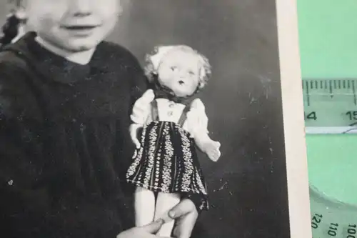 tolles altes Foto - Mädchen mit einer Puppe   30-50er Jahre ?