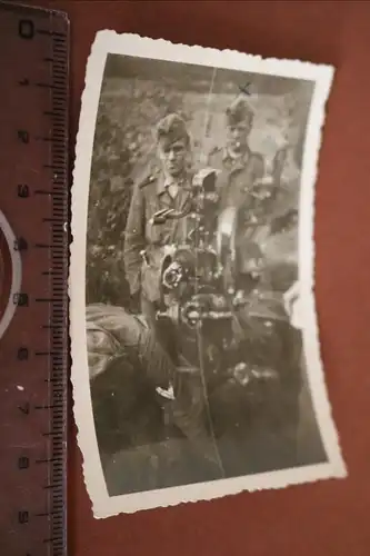 tolles altes Foto - Soldaten mit zerstörtem russischem Flak-Geschütz