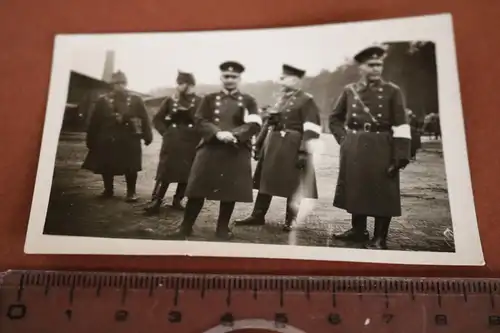 tolles altes Foto - Gruppe Soldaten - Reichswehr ? Polizisten - weisse Armbänder