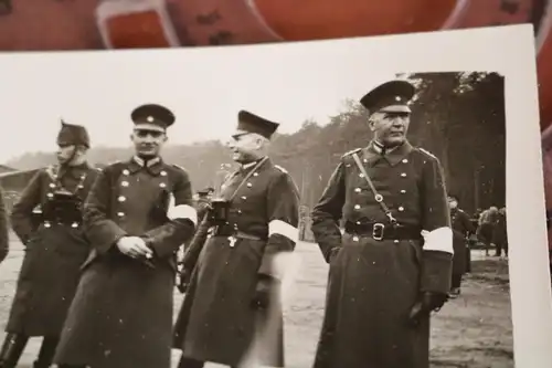 tolles altes Foto - Gruppe Soldaten - Reichswehr ? Polizisten - weisse Armbänder