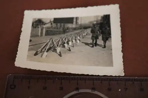 tolles altes Foto - Reihe aufgestellte Spaten