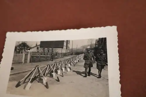 tolles altes Foto - Reihe aufgestellte Spaten