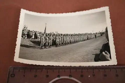 tolles altes Foto - Soldaten angetreten - Fest - Feier ???