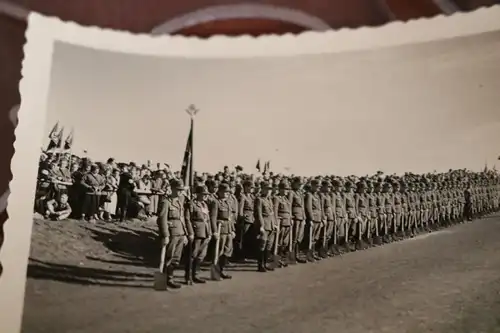 tolles altes Foto - Soldaten angetreten - Fest - Feier ???