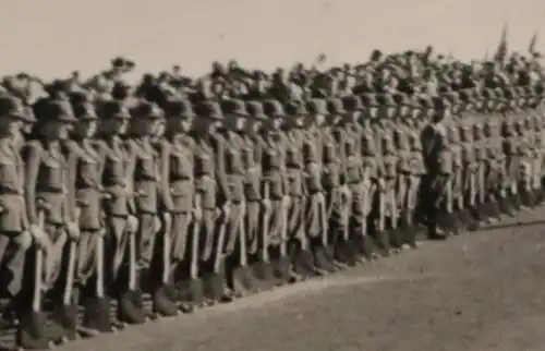 tolles altes Foto - Soldaten angetreten - Fest - Feier ???