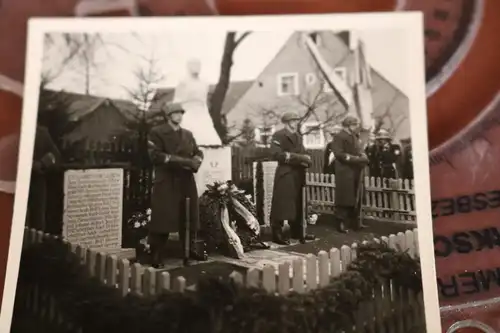 altes Foto -  Bundeswehrsoldaten stehe Wache Kriegerdenkmal Friedersreuth