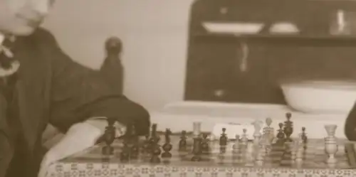 tolles altes Negativ - zwei Männer spielen Schach - 20-30er Jahre