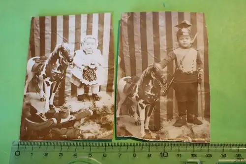 zwei tolle alte Fotos - Kleinkind und Junge in Uniform mit Schaukelpferd - 1912