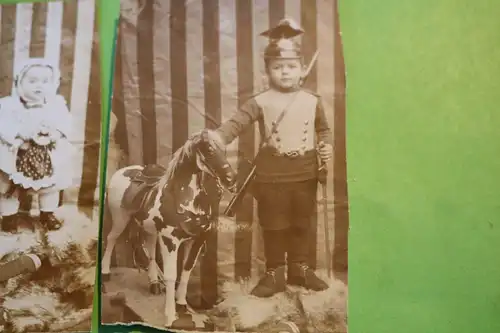 zwei tolle alte Fotos - Kleinkind und Junge in Uniform mit Schaukelpferd - 1912