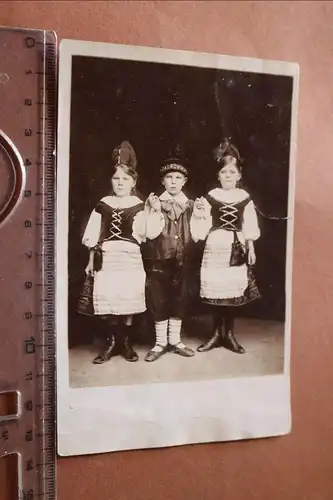 tolles altes Foto - Junge und zwei Mädchen in Tracht - Tanzstunde 1911