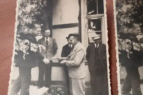 zwei tolle alte Fotos Schlüsselübergabe Schulbaracke Bahrdorf 1948/49 Bürgermeis