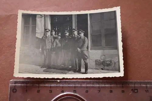 tolles altes Foto - Offiziere vor dem Casino ?  Malmaison Frankreich 1941