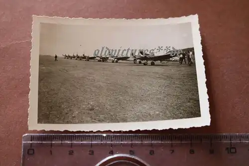 tolles altes Foto - Staffel Flugzeuge Me 109 Messerschmitt auf Flugplatz