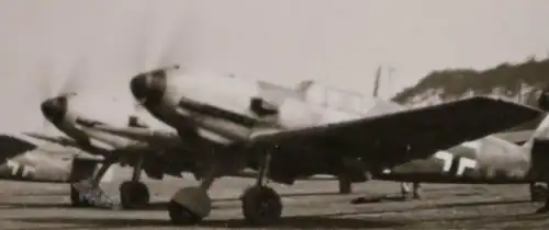 tolles altes Foto - Staffel Flugzeuge Me 109 Messerschmitt auf Flugplatz