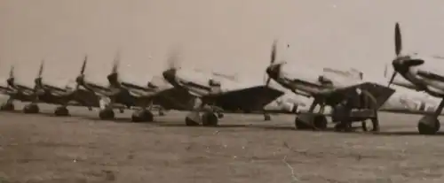 tolles altes Foto - Staffel Flugzeuge Me 109 Messerschmitt auf Flugplatz 