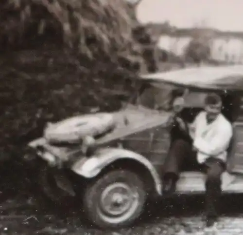 tolles altes Foto - Soldat mit VW Kübel - H.G. Felddivision Italien ?