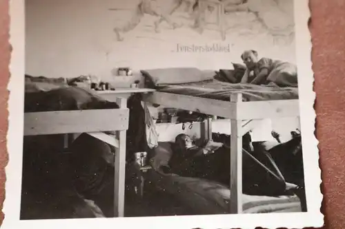 tolles altes Foto - Kaserne Stube - Wandbild erotisch - Soldaten 