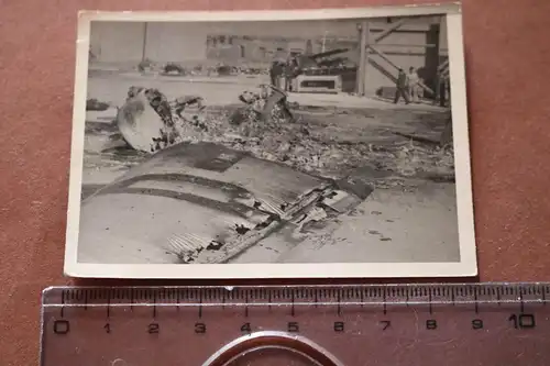 altes Foto - zerstörte deutsche Flugzeuge Flughafen nach Angriff 1941 Tourney ?