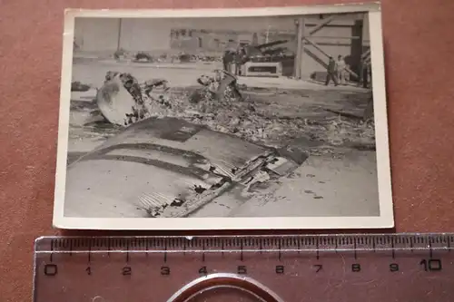  altes Foto - zerstörte deutsche Flugzeuge Flughafen nach Angriff 1941 Tourney ?