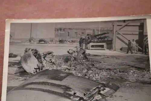 altes Foto - zerstörte deutsche Flugzeuge Flughafen nach Angriff 1941 Tourney ?