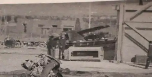 altes Foto - zerstörte deutsche Flugzeuge Flughafen nach Angriff 1941 Tourney ?