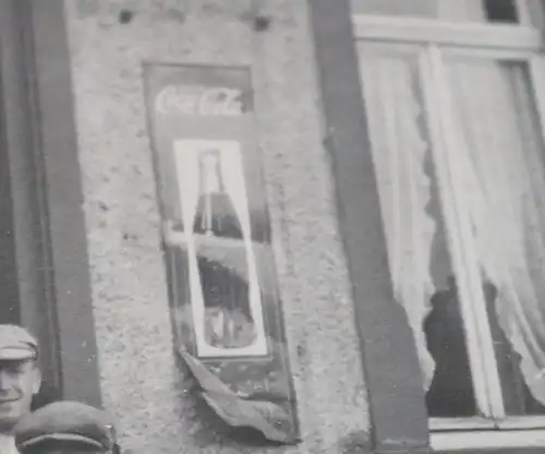 tolles altes Foto Männer Gebäude Coca Cola Werbung  Eckstein  - 30-40er Jahre