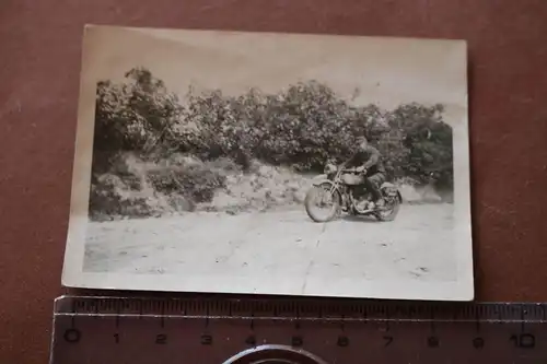 tolles altes Foto - Mann mit Oldtimer Motorrad - Marke ???