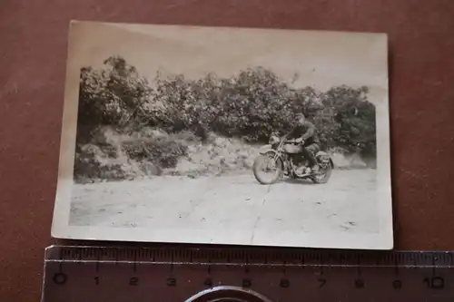 tolles altes Foto - Mann mit Oldtimer Motorrad - Marke ??? 