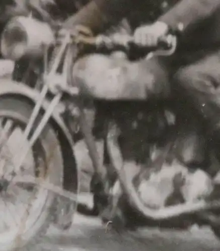 tolles altes Foto - Mann mit Oldtimer Motorrad - Marke ???