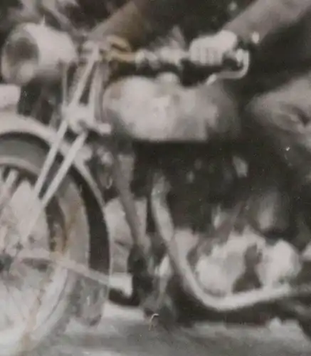 tolles altes Foto - Mann mit Oldtimer Motorrad - Marke ??? 
