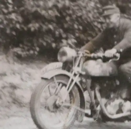 tolles altes Foto - Mann mit Oldtimer Motorrad - Marke ???