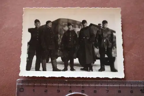 tolles altes Foto - Gruppe Soldaten - LKW Tarnanstrich , Jacke in Tarn